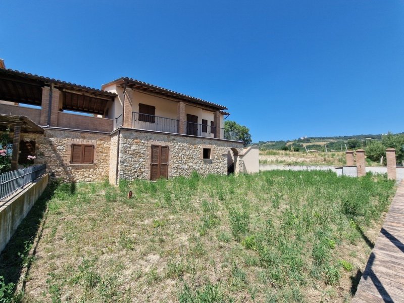 Half-vrijstaande woning in Todi