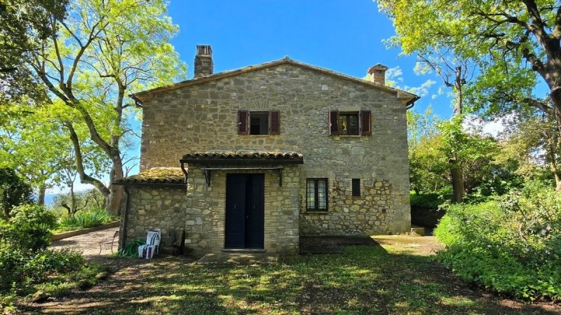 Klein huisje op het platteland in Baschi