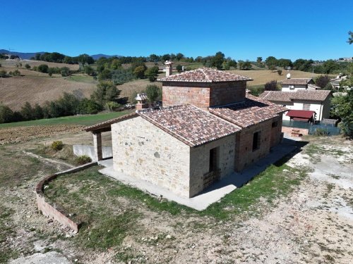 Klein huisje op het platteland in Avigliano Umbro