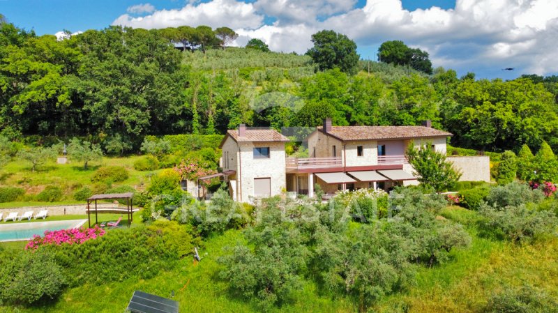 Klein huisje op het platteland in Assisi