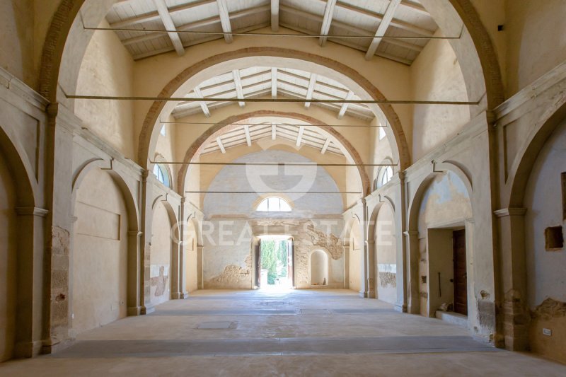 特拉西梅诺湖畔帕西尼亚诺城堡