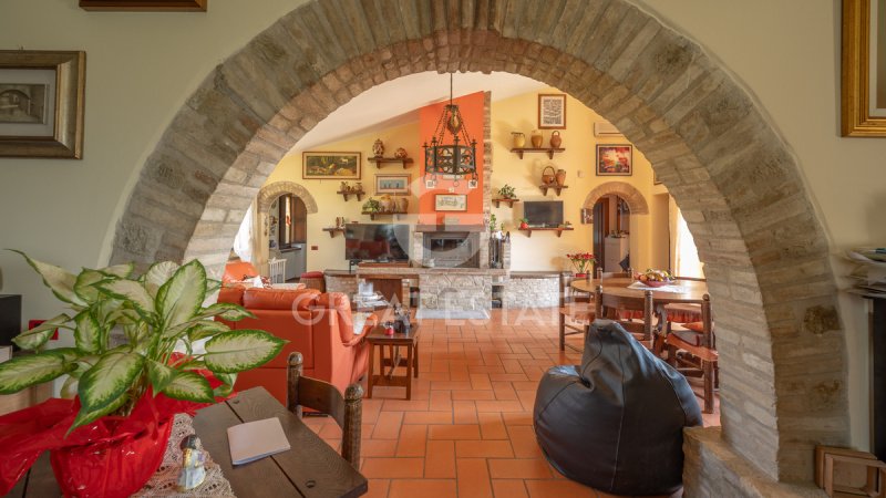 Klein huisje op het platteland in Assisi