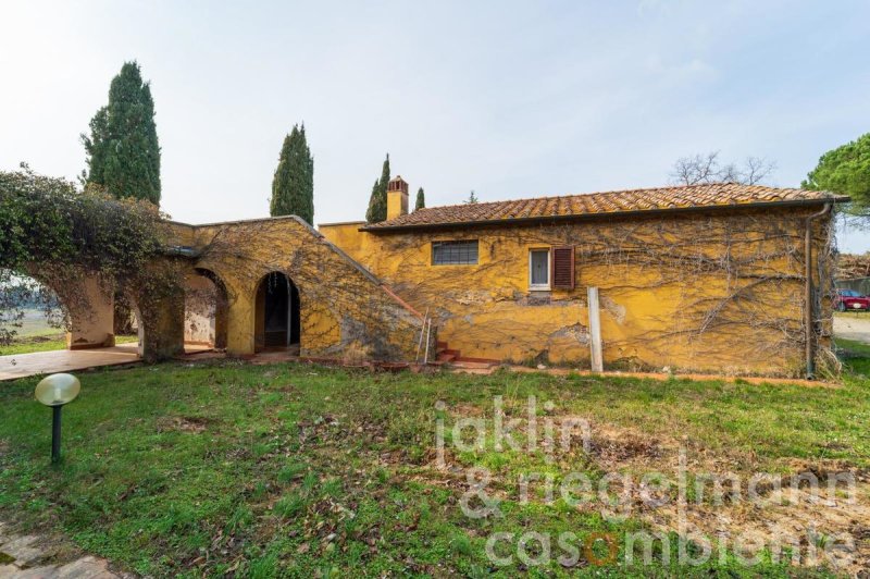 Klein huisje op het platteland in Cecina