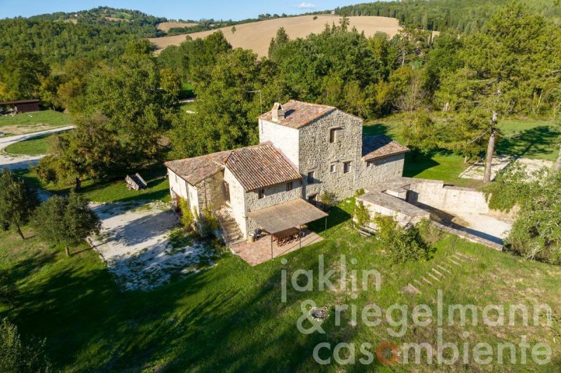 Klein huisje op het platteland in Todi