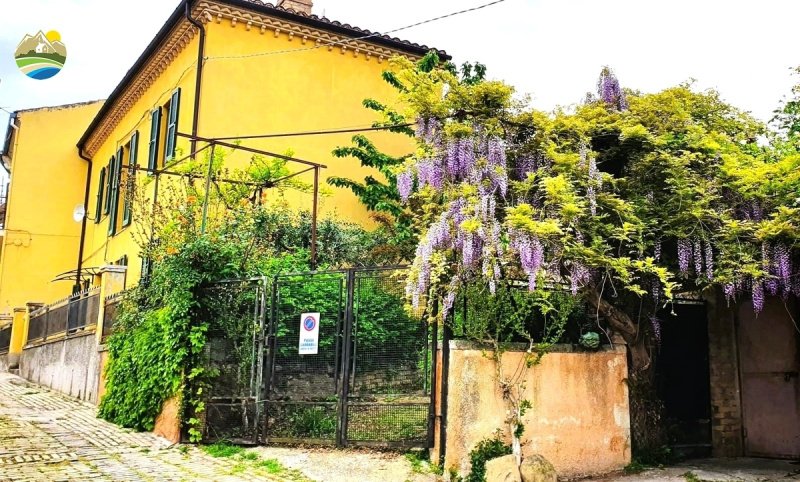 Semi-detached house in Penne