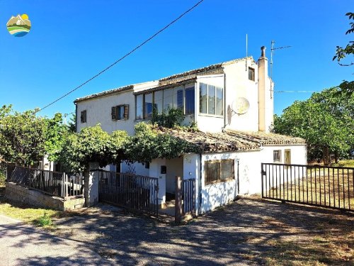 Country house in Castiglione Messer Raimondo