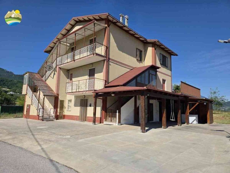 Hus på landet i Montebello di Bertona
