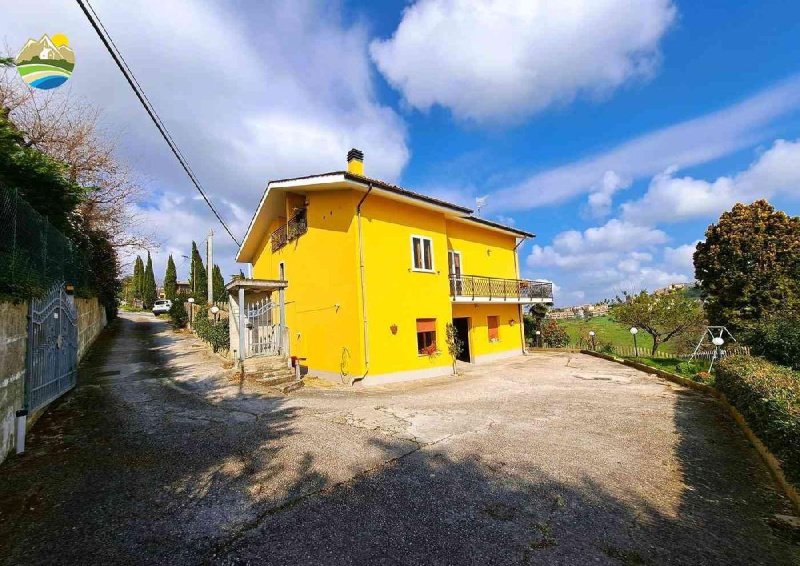 Moradia em Atri