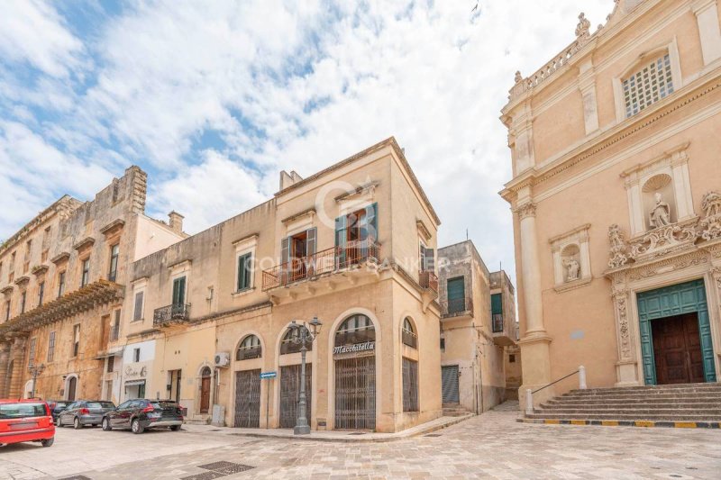 Edifício comercial em Casarano