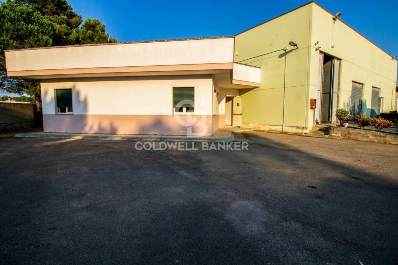 Edifício comercial em San Pietro Vernotico