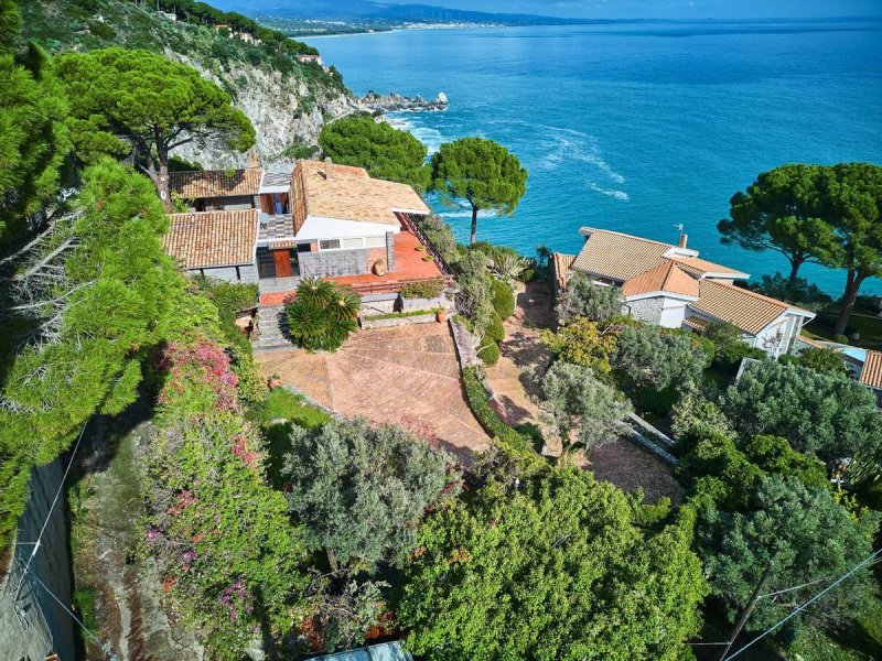 Вилла в Сталетти