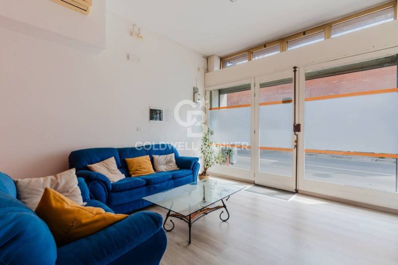 Edifício comercial em Taviano