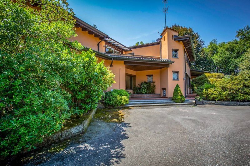 Villa in Dormelletto