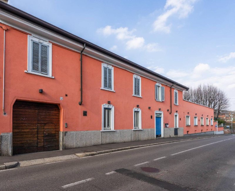 Kommersiell byggnad i Legnano
