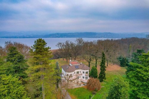 Villa in Cazzago Brabbia