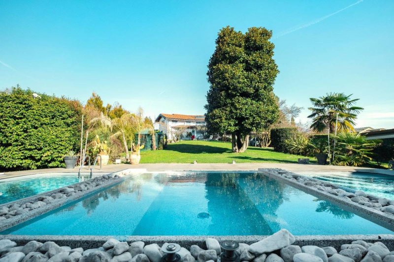 Villa en Capiago Intimiano