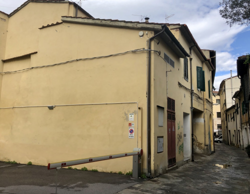 Hus från källare till tak i Pistoia