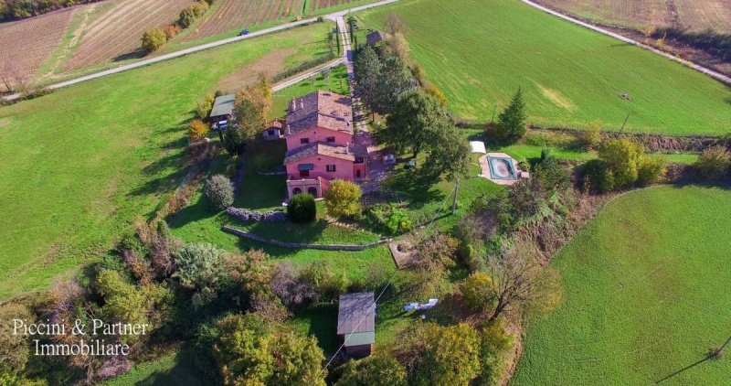Klein huisje op het platteland in Montone