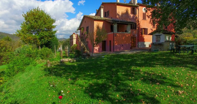 Klein huisje op het platteland in Montone