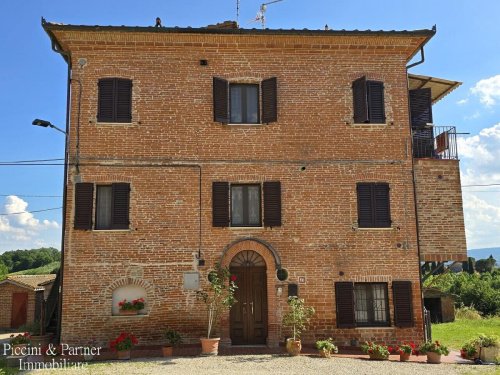 Hus från källare till tak i Castiglione del Lago