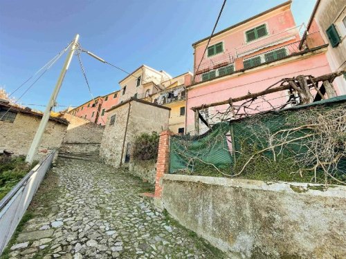 Hus från källare till tak i Vezzano Ligure