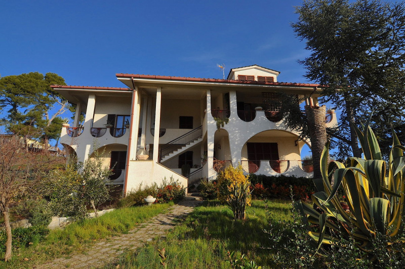 Detached house in Massignano