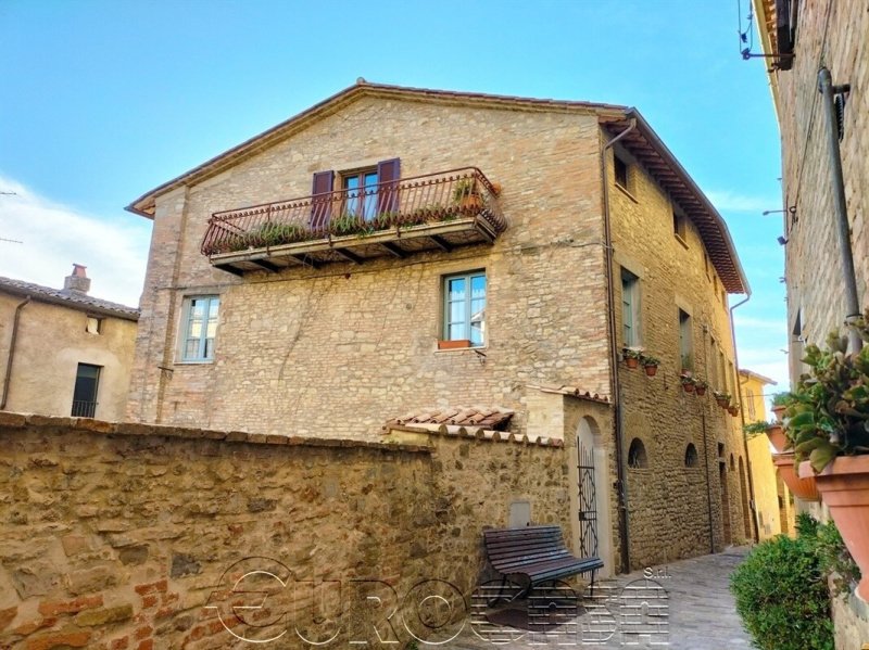 Historisk lägenhet i Montone