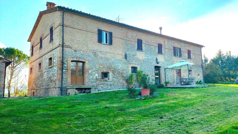 Solar em Montone