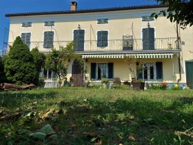 Hus på landet i Castelnuovo Belbo