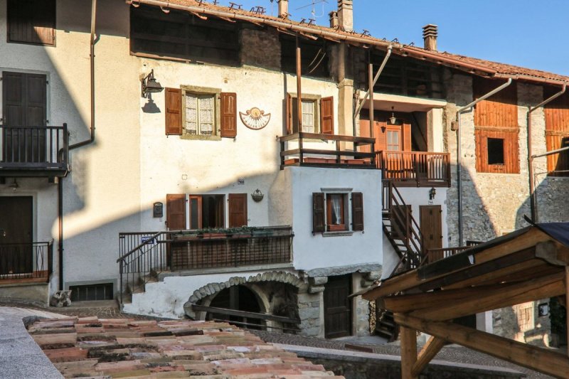 Hus från källare till tak i Bleggio Superiore