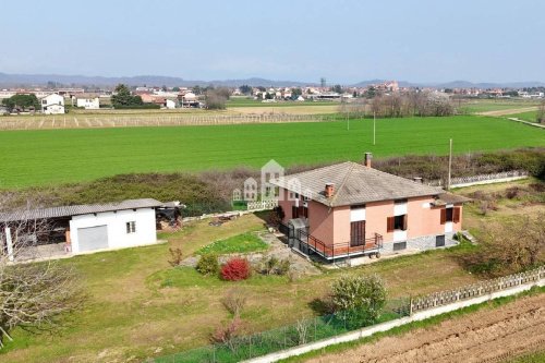 Casa indipendente a Alice Castello