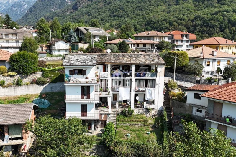 Casa geminada em Pont Canavese