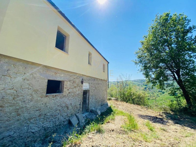 Detached house in Montebello di Bertona