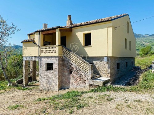 Detached house in Montebello di Bertona