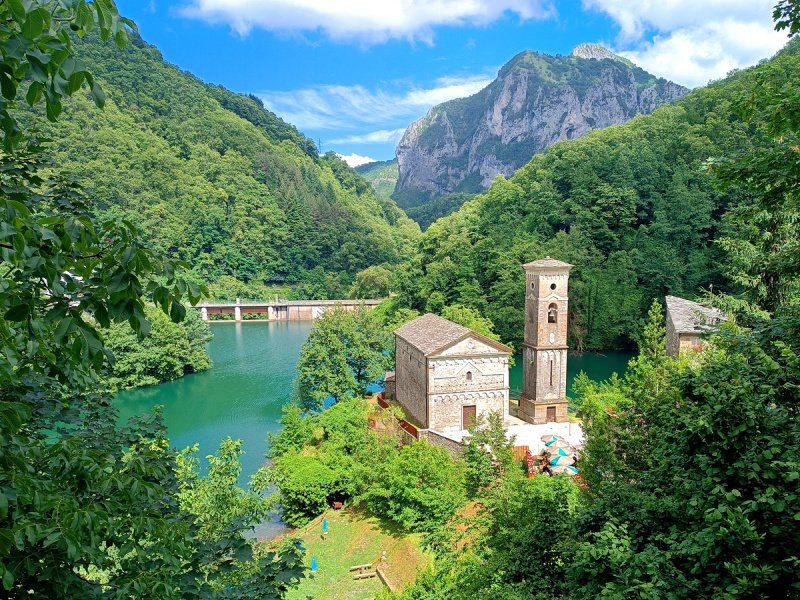 Особняк из двух квартир в Кареджне