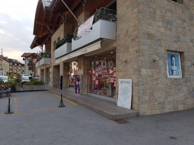Edifício comercial em Comano Terme