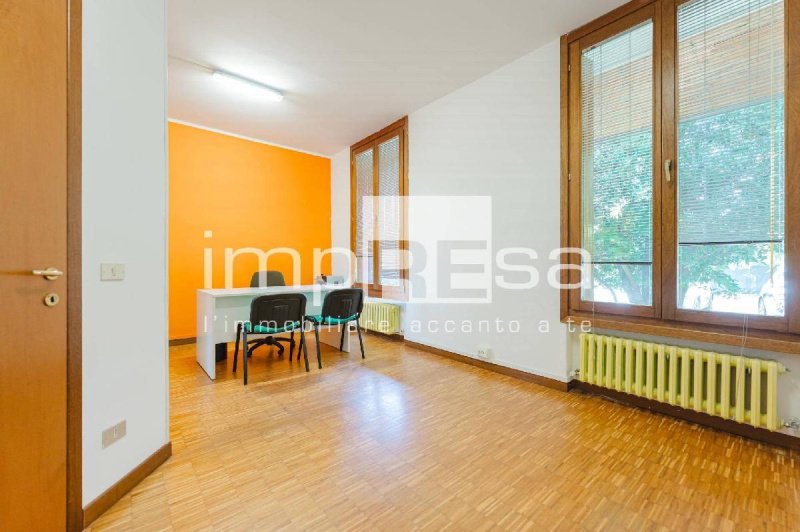 Edifício comercial em Istrana