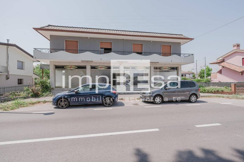 Kommersiell byggnad i Quarto d'Altino