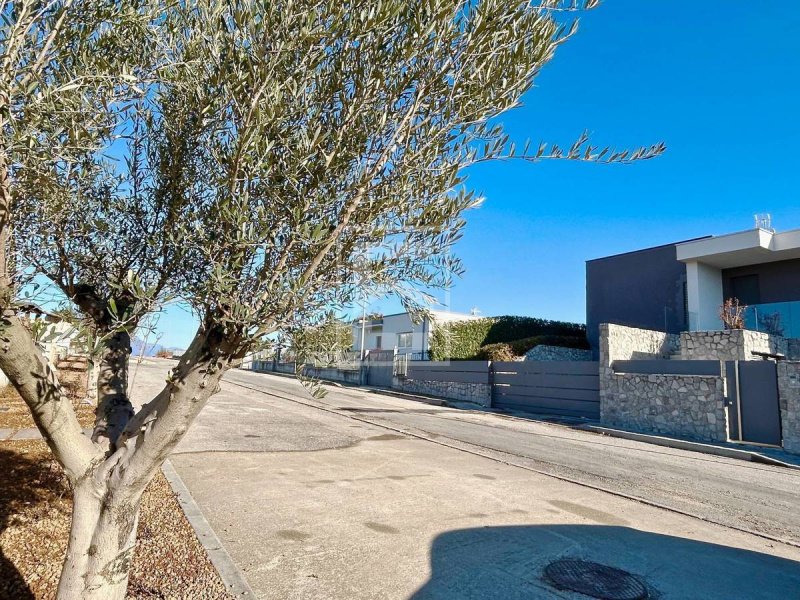 加尔达湖群滨代森扎诺别墅