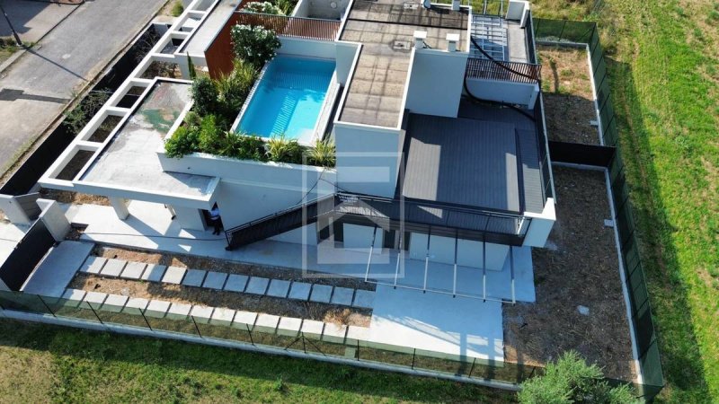 加尔达湖畔普埃尼亚戈半独立房屋