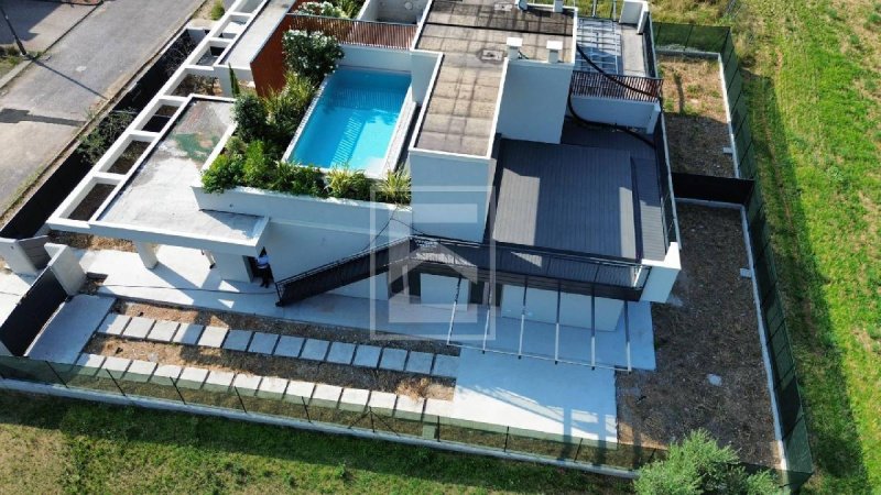 加尔达湖畔普埃尼亚戈半独立房屋