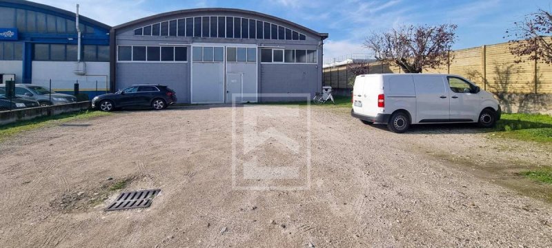 Edifício comercial em Marmirolo