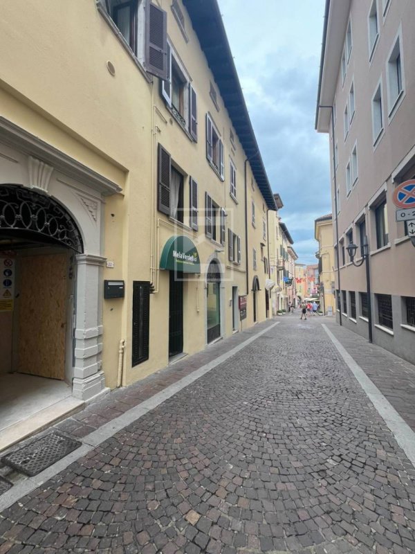 加尔达湖群滨代森扎诺公寓