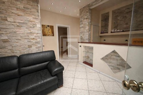 加尔达湖群滨代森扎诺商业房产