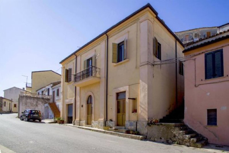 Detached house in Roseto Capo Spulico