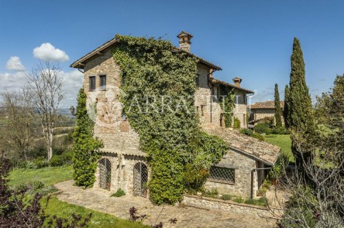 Klein huisje op het platteland in Todi