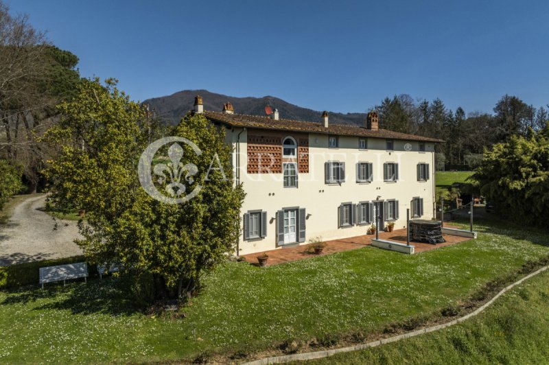 Klein huisje op het platteland in Capannori