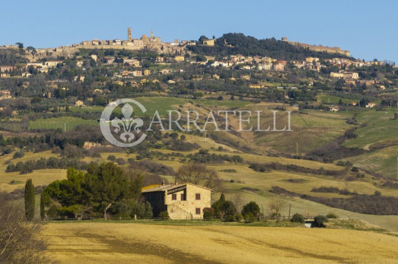 Klein huisje op het platteland in Volterra