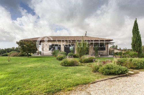 Moradia em Montalto di Castro