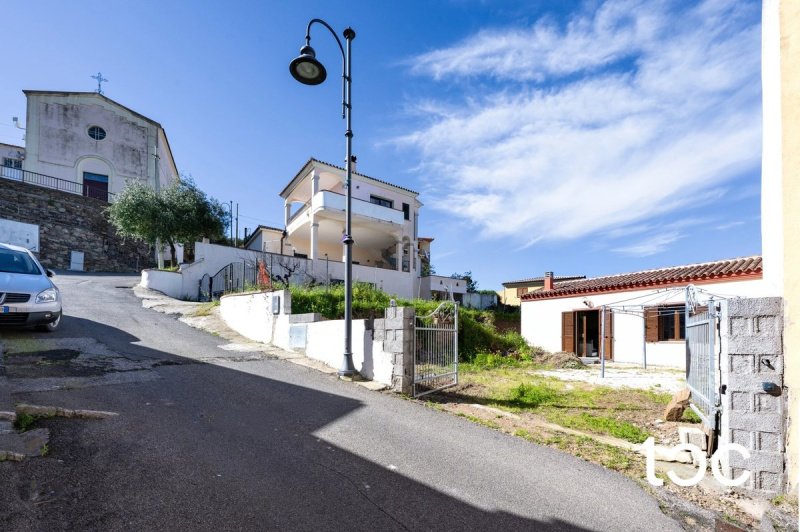 Historiskt hus i Budoni